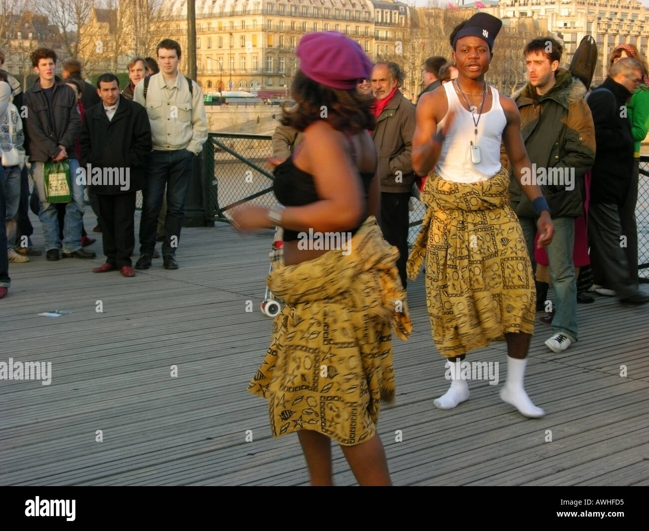 Paris Frankreich afrikanische Tänzer auf le Pont des Arts Stockfoto