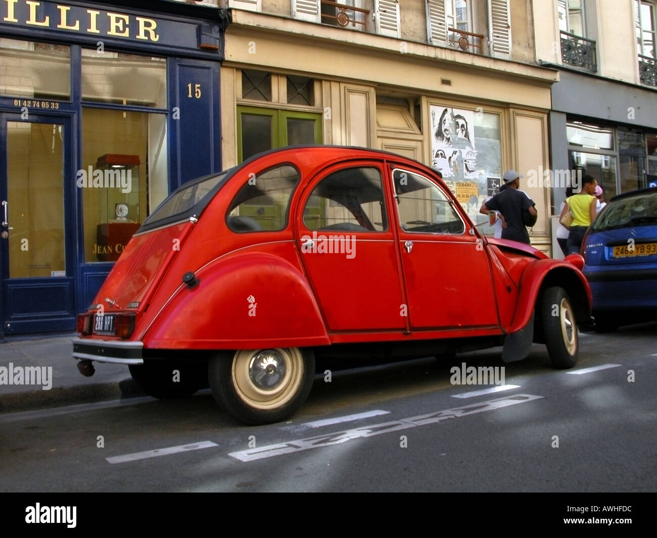 Rote 2CV Citroen Auto geparkt in einer Paris Straße Stockfoto