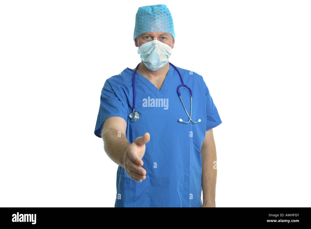 Chirurg in Scrubs und Maske mit einem einladenden Handschlag vor einem weißen Hintergrund Stockfoto