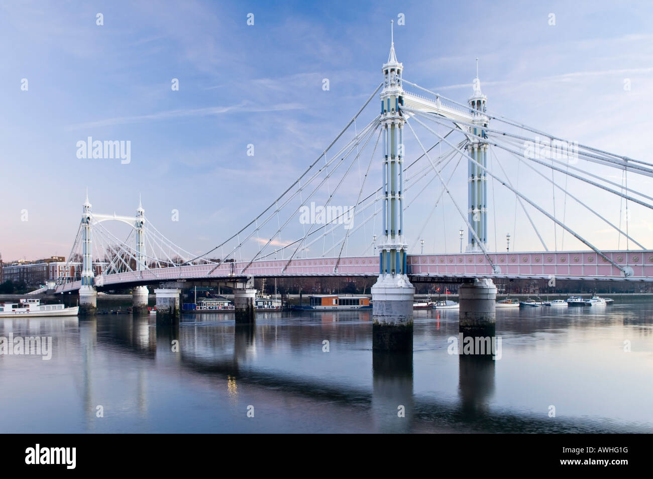 Albert Bridge am frühen Morgen überquert die Themse in Chelsea London England UK Stockfoto