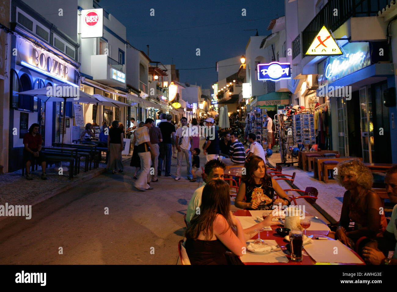Ein typischer Abend Straßenszene in Alvor an der portugiesischen Algarveküste. Stockfoto