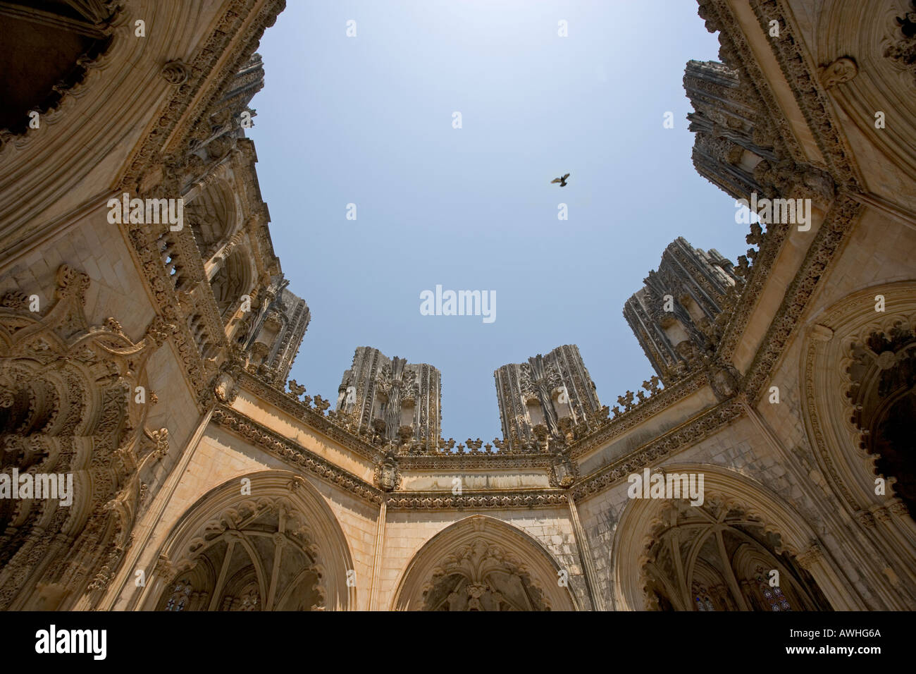 Durch das offene Kuppel-Dach der unvollendete Kapelle im Kloster Batalha Portugal nachschlagen. Stockfoto