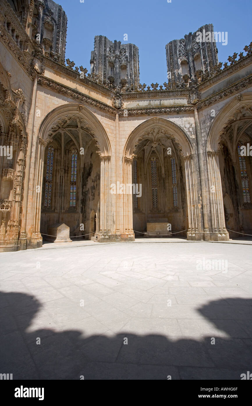 Blick in den Kapellen und oben durch das offene Kuppel-Dach der unvollendete Kapelle im Kloster Batalha Portugal. Stockfoto