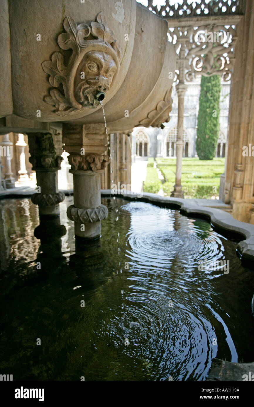 Ein Wasserspeier wie Gesicht auf einem Brunnen in dem reich verzierten Kloster Batalha Portugal. Stockfoto