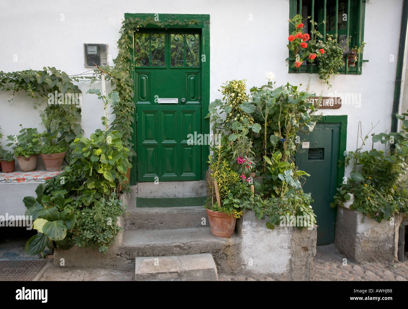 Ein attraktiver Eingang zu einem Wohnhaus nahe dem Zentrum der befestigten Stadt von Bragança in Portugal. Stockfoto