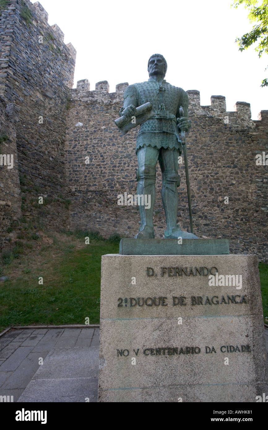 Eine Statue von D Fernando 2. Herzog von Bragança außerhalb der Mauern des 13. Jahrhunderts überschauliche oder Zitadelle über die Stadt von Bragança Stockfoto