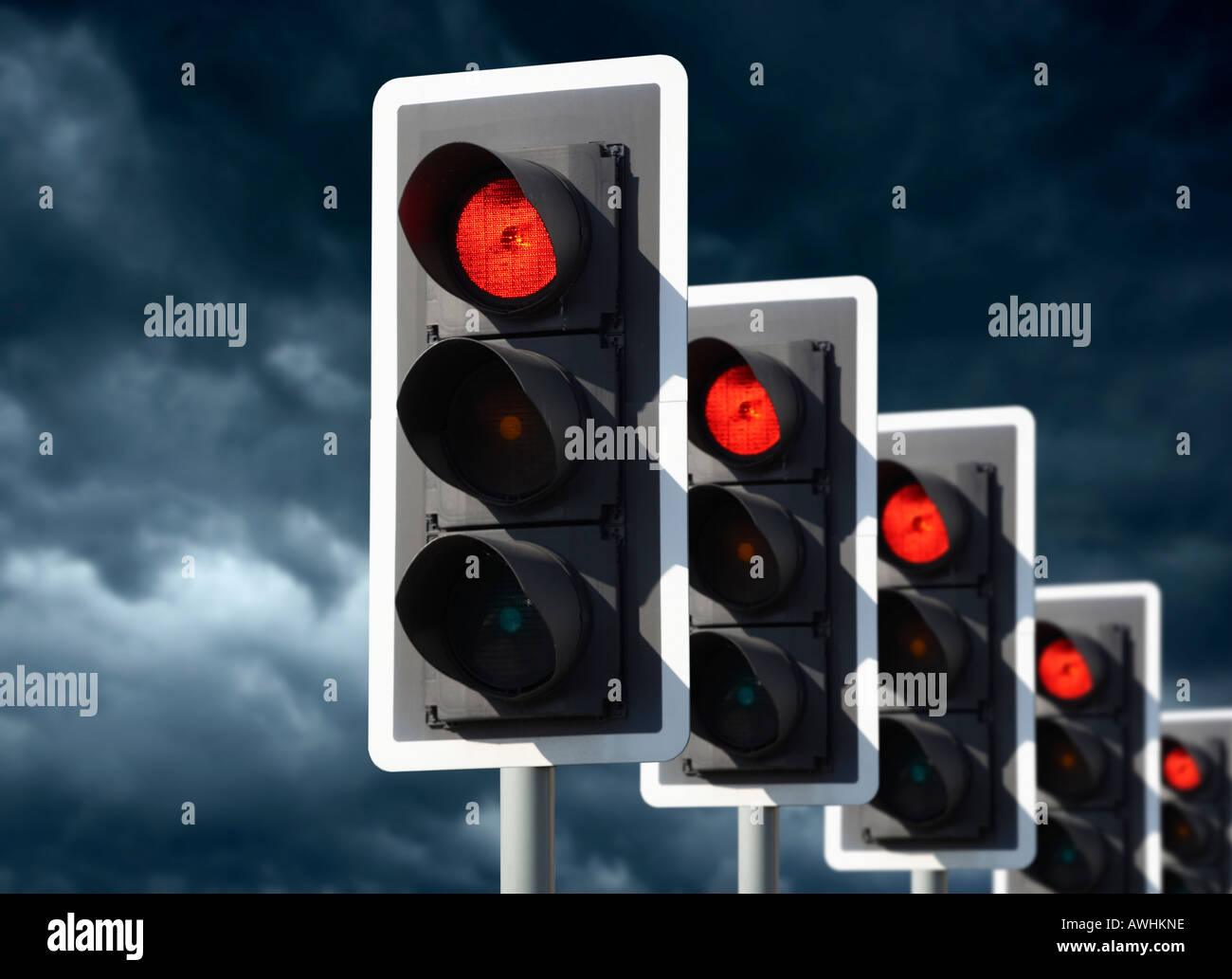 ZEILE 5 STRAßE AMPEL ZEIGT ROT MIT STÜRMISCHEN HIMMEL Stockfotografie -  Alamy