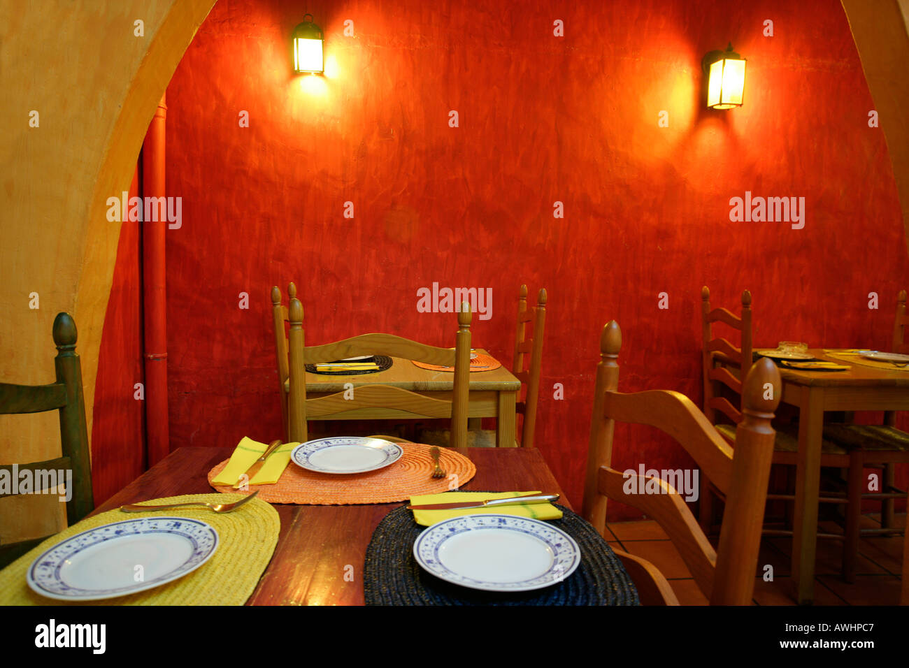 Das rustikale Interieur eines Restaurants gemalt in hellen, warmen Farben mit leeren Tabellen Stockfoto