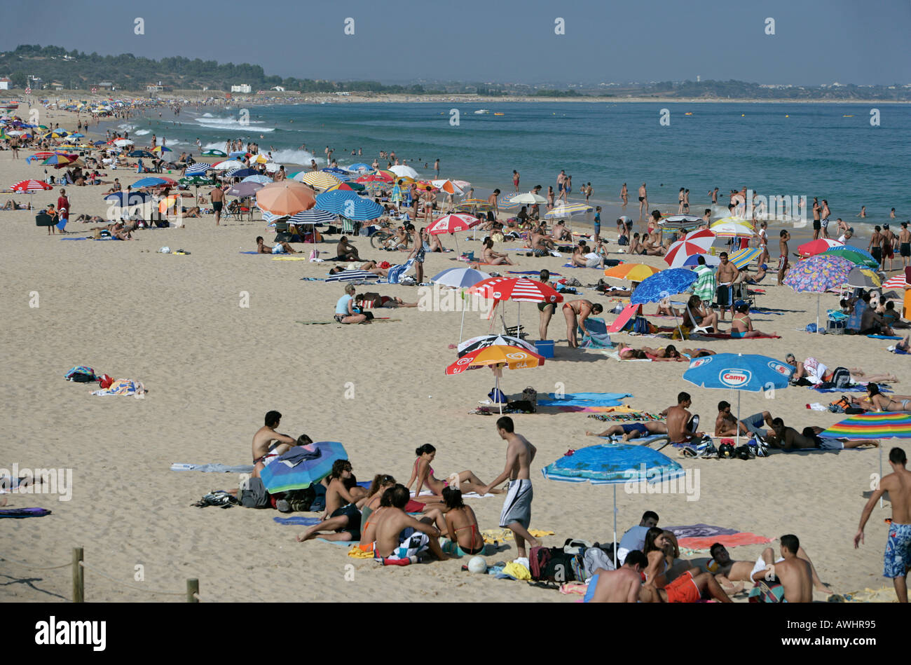 Der Strand von Lagos Portugal genannt Meia Praia mit Sommerfrischler und Touristen überfüllt Stockfoto