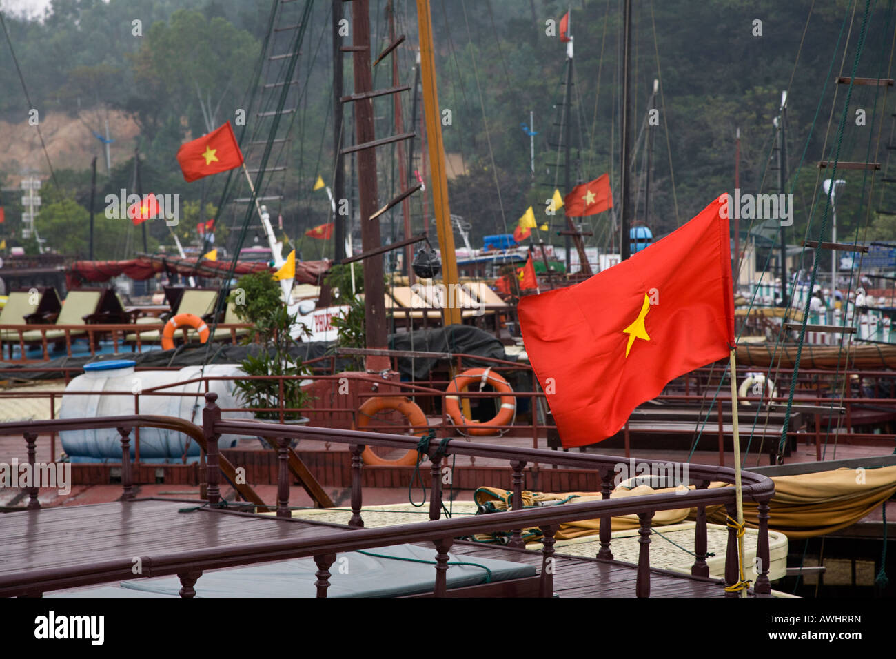 KOMMUNISTISCHEN Fahnen wehen im Wind auf Segelyachten HALONG Bucht VIETNAM Stockfoto