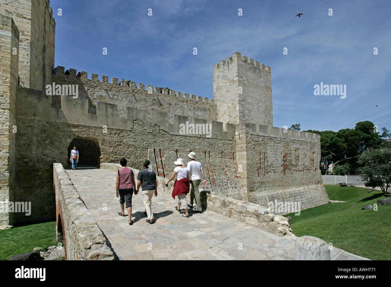 Touristen betreten die Burg São Jorge in Lissabon Portugal Stockfoto