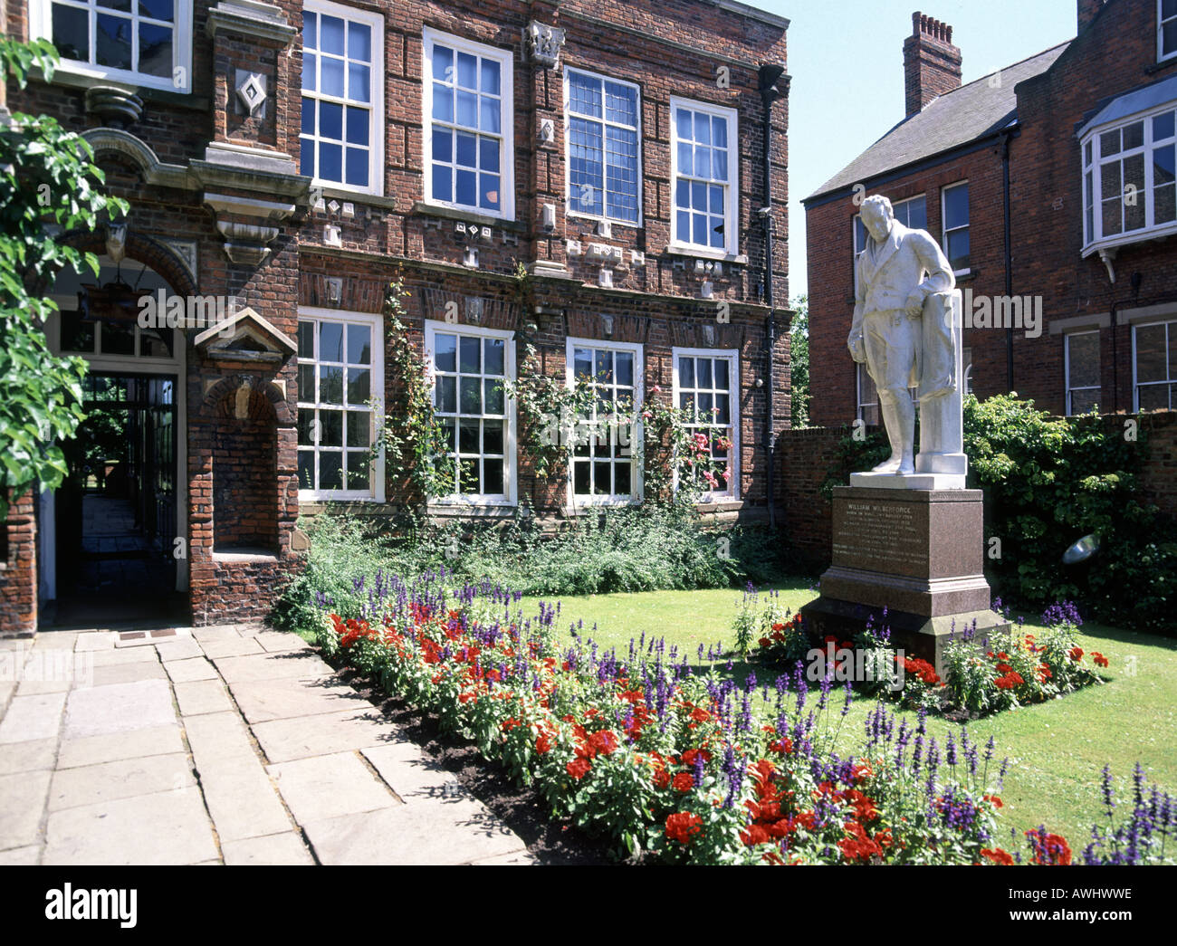 Statue von William Wilberforce vor Garten in seinem Geburtsort Wilberforce House in Hull Yorkshire England UK jetzt ein Museum über Sklaven & Sklaverei Stockfoto