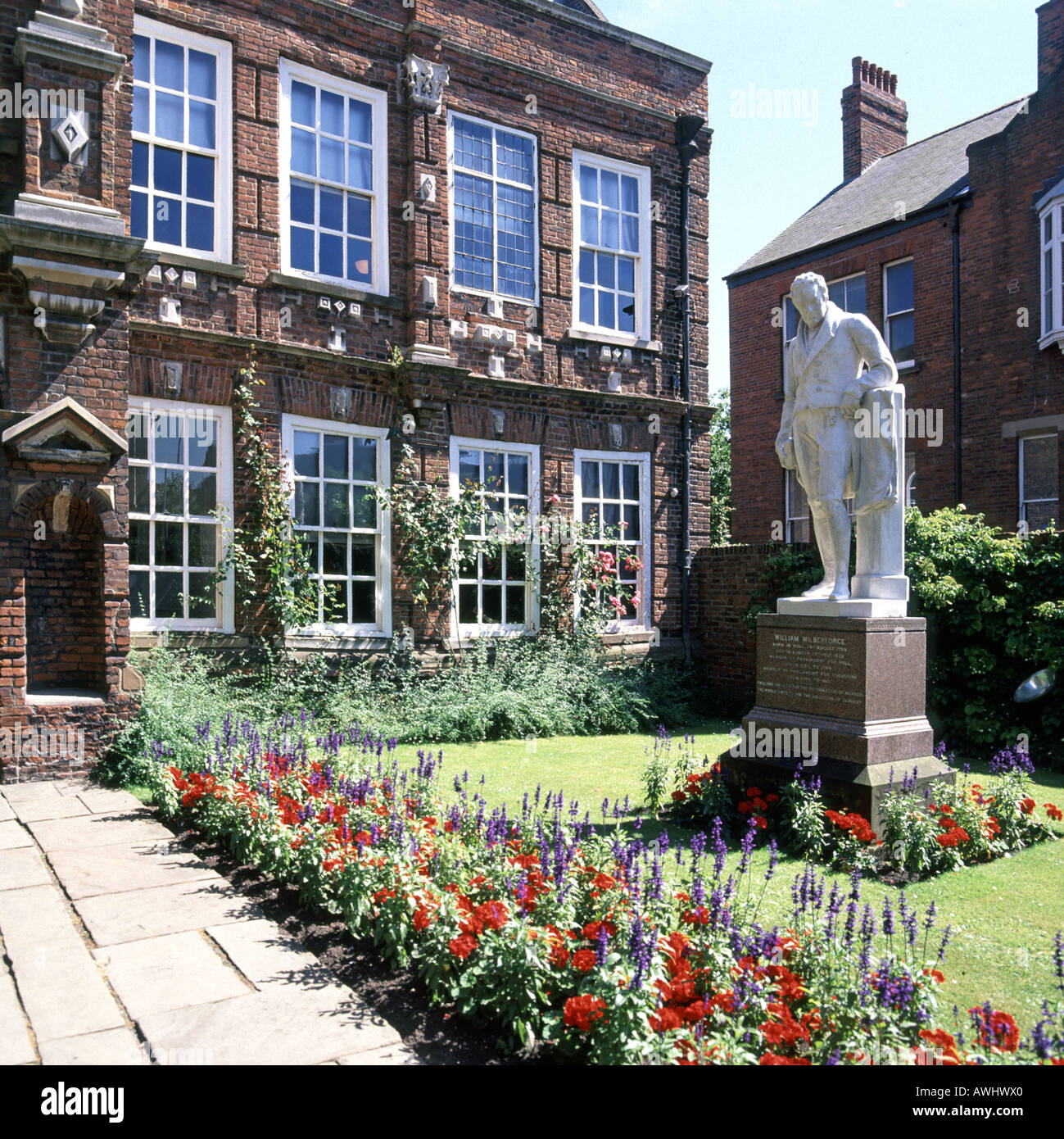 Statue von William Wilberforce vor Garten in seinem Geburtsort Wilberforce House in Hull Yorkshire England UK jetzt ein Museum über Sklaven & Sklaverei Stockfoto