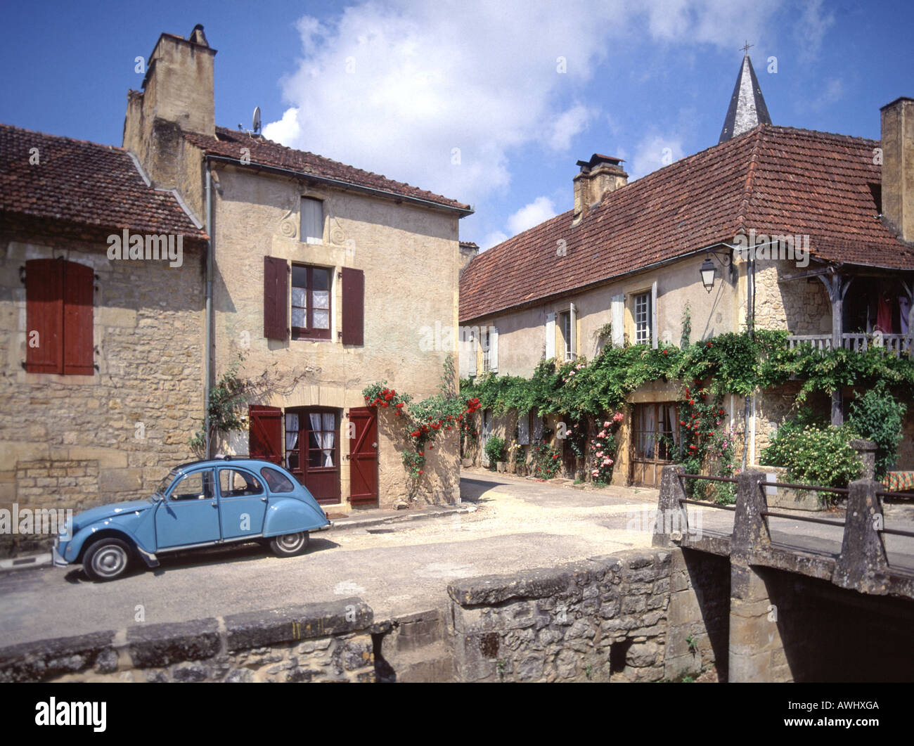 Saint-Pompon Dorf Gemeinde im Dordogne Nouvelle-Aquitaine im Südwesten Frankreichs Französisch Citroen 2cv Blaue Auto außerhalb der Häuser EU geparkt Stockfoto