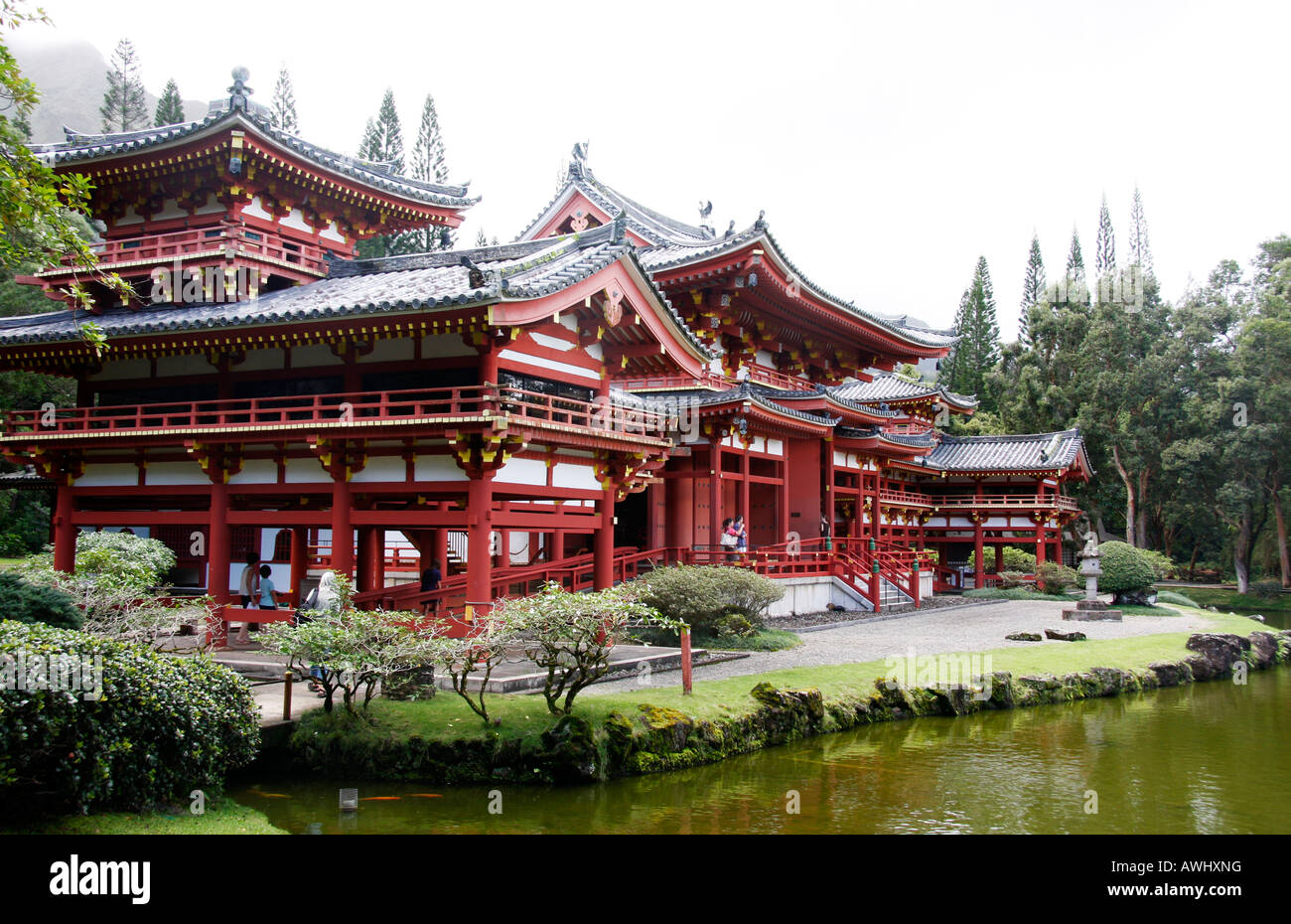 Zum Byodo-In japanischen Tempel auf der Insel Oahu, Hawaii, ist über die elegante rote gemalte Brücke über den See Stockfoto