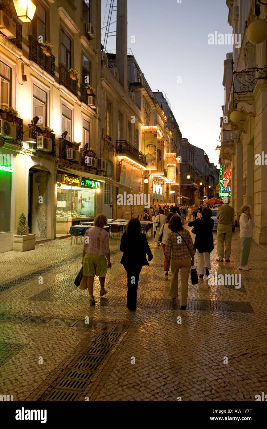 Eine Nacht Straßenszene in Lissabon s Baixa Bezirk auf einem gepflasterten Fußgängerzone viele Straßencafés und Restaurants sind spät geöffnet Stockfoto