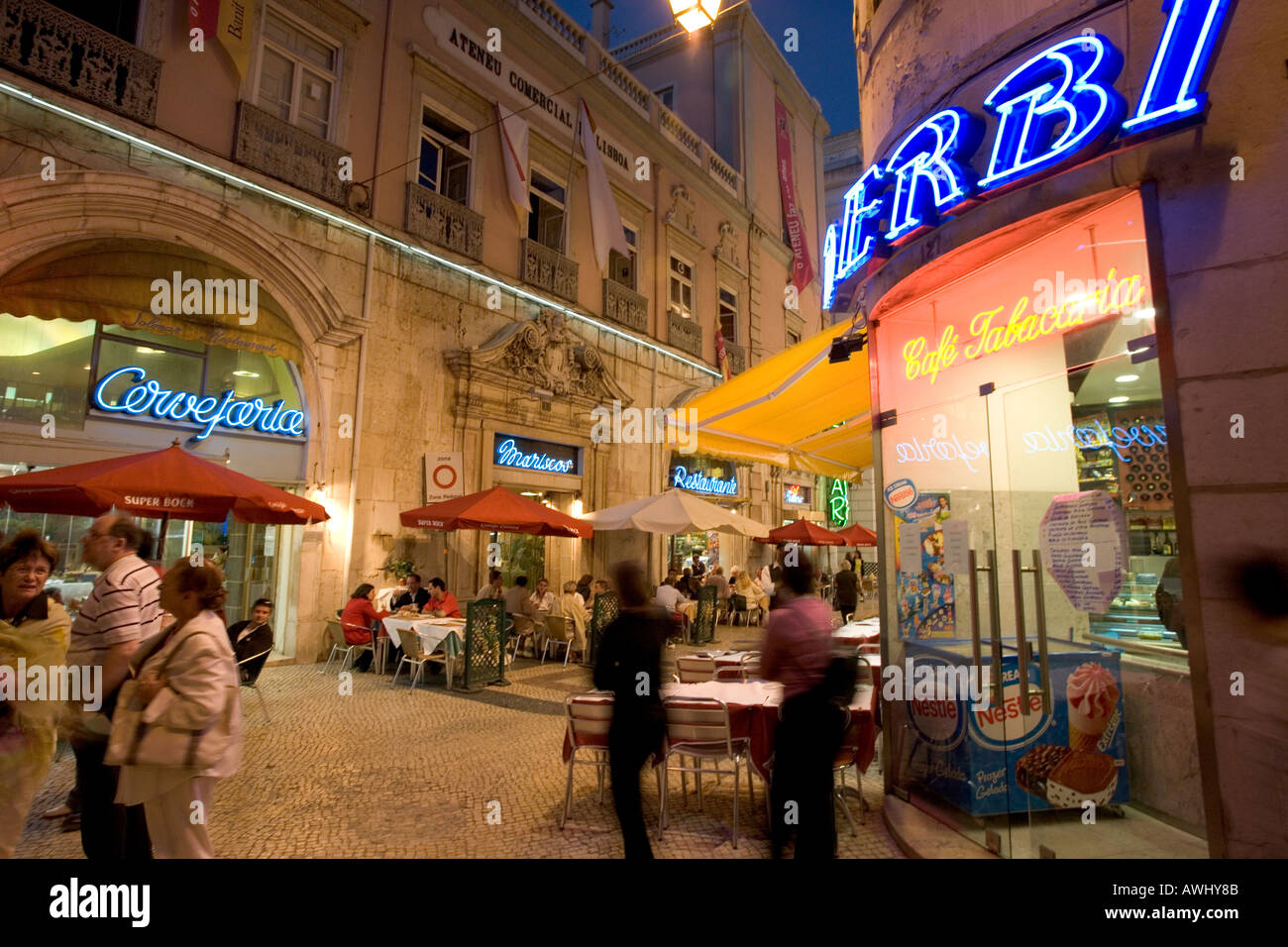 Eine Nacht Straßenszene in Lissabon s Baixa Bezirk auf einem gepflasterten Fußgängerzone viele Straßencafés und Restaurants sind spät geöffnet Stockfoto