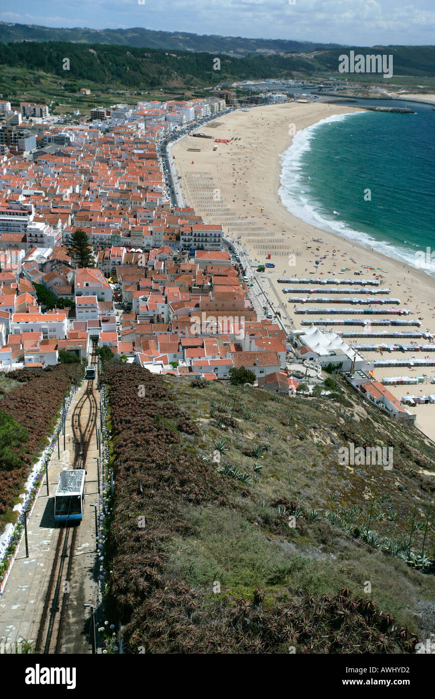 Eine Vogelperspektive der breiten Strände an den Urlaubsort an der Küste Stadt Nazaré an der portugiesischen Atlantikküste. Stockfoto