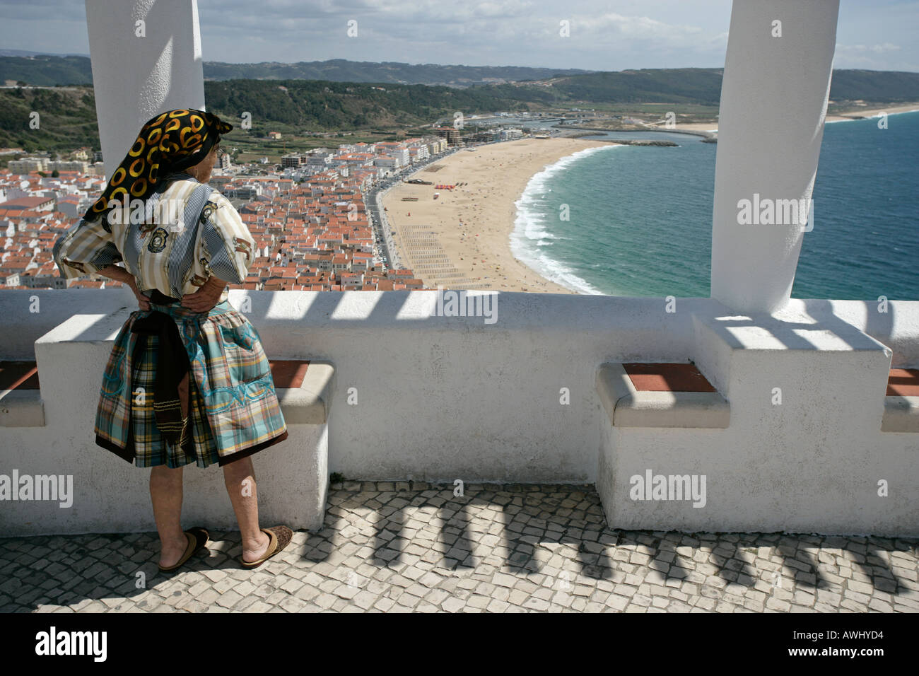 Eine ältere Frau Nazaré Portugals in traditioneller Tracht auf dem Promontório Sitio Klippe Bereich oberhalb der Stadt. Stockfoto