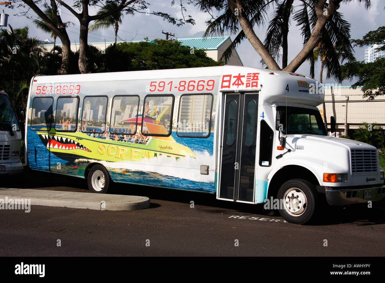 Waikiki "Scream'tourist Bus hat ein Hai Mund Grafik auf der Seite Stockfoto