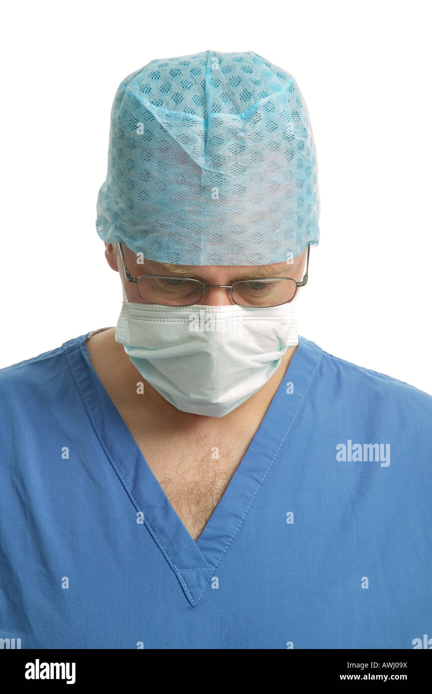 Chirurg in Peelings und Masken, die Konzentration auf eine Operation vor einem weißen Hintergrund Stockfoto