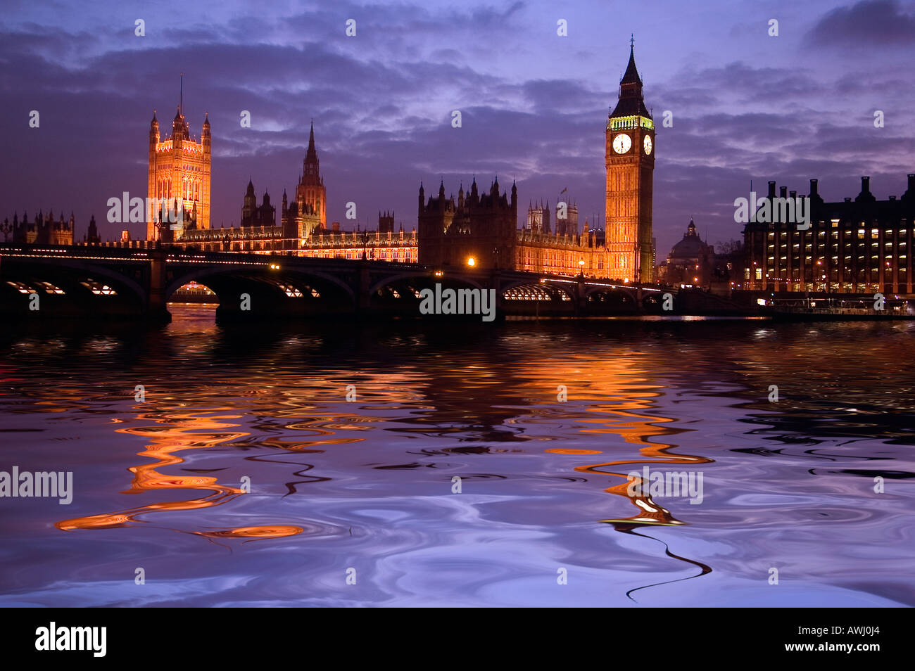 Big Ben kurz nach Sonnenuntergang spiegelt sich im Wasser der Themse Stockfoto