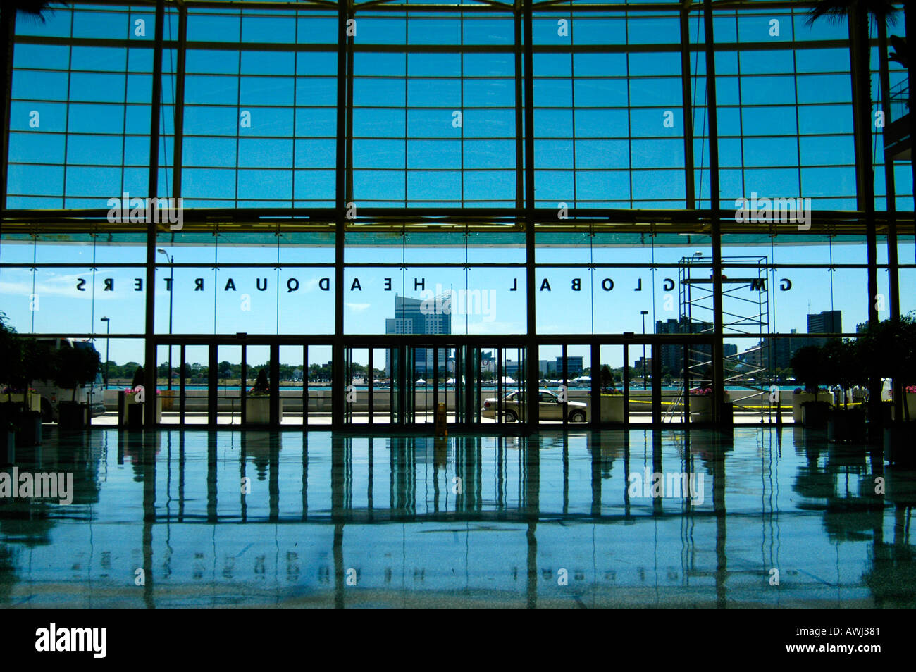 Foto entnommen aus innen General Motors Global Headquarters Blick über den Detroit River, Windsor Ontario Kanada GM Gl Stockfoto