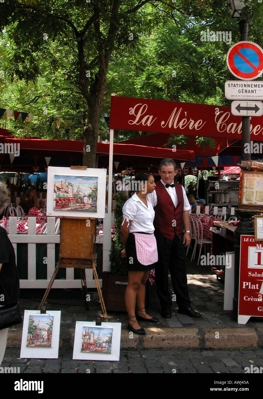 Frankreich-Ile de France Paris Montmartre Platz du Tertre Kellner und Kellnerin im Restaurant La reine Catherine Stockfoto