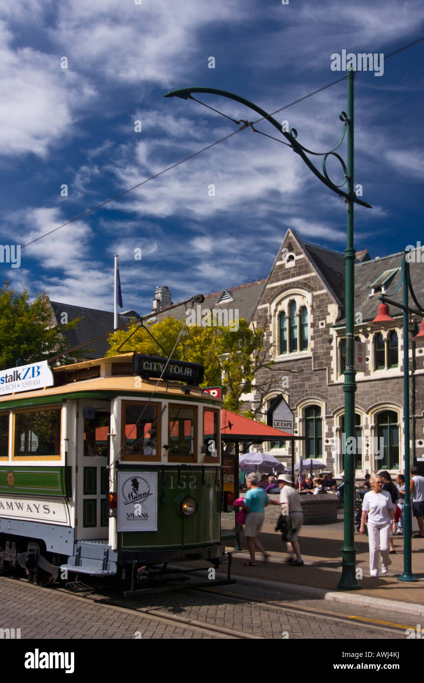 Eine restaurierte Oldtimer Straßenbahn im Arts Centre, Christchurch, Neuseeland. Die Straßenbahn harmoniert hervorragend mit der viktorianischen Architektur. Stockfoto