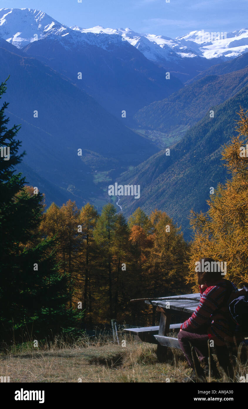 Touristen, die Ruhe im Wald Eschtal Tal Südtirol Italien Stockfoto