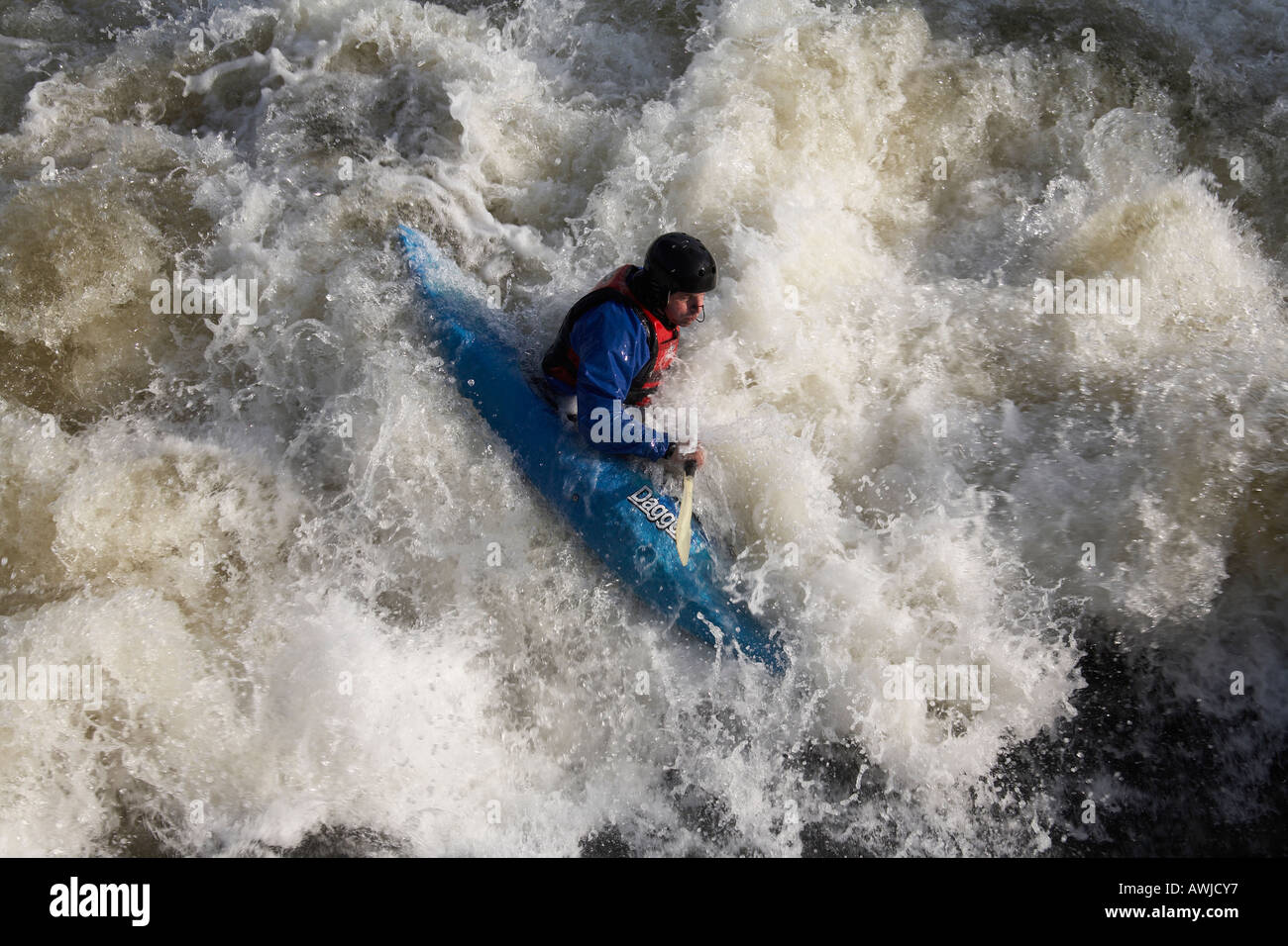 Kanu in Wellen in der Nähe von Henley on Thames River Thames zwischen Buckinghamshire und Berkshire England UK Stockfoto