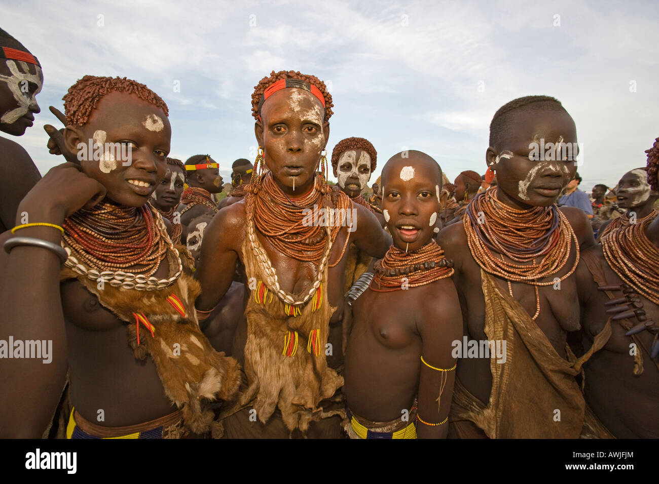 Frauen des Stammes Karo auf der Tanzfläche in Dus, Omo RIver Valley, Äthiopien Stockfoto