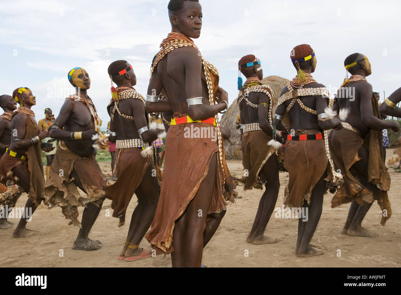 Frauen des Stammes Karo tanzen, Labuk, Omo River Valley, Äthiopien Stockfoto
