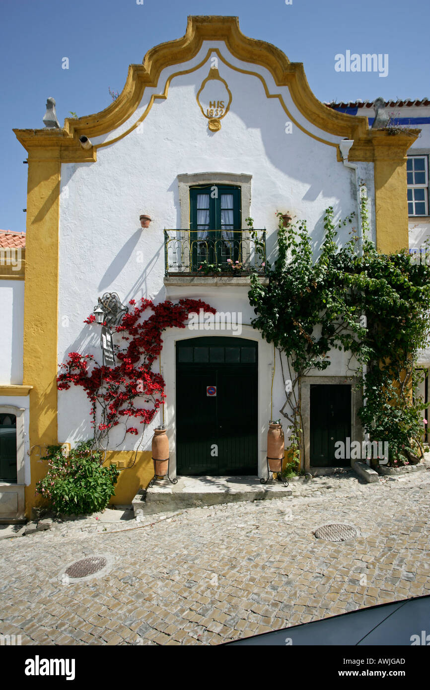 Eines der vielen bunten Gebäude innerhalb des ummauerten Zitadelle Dorfes Obidos, Portugal Stockfoto