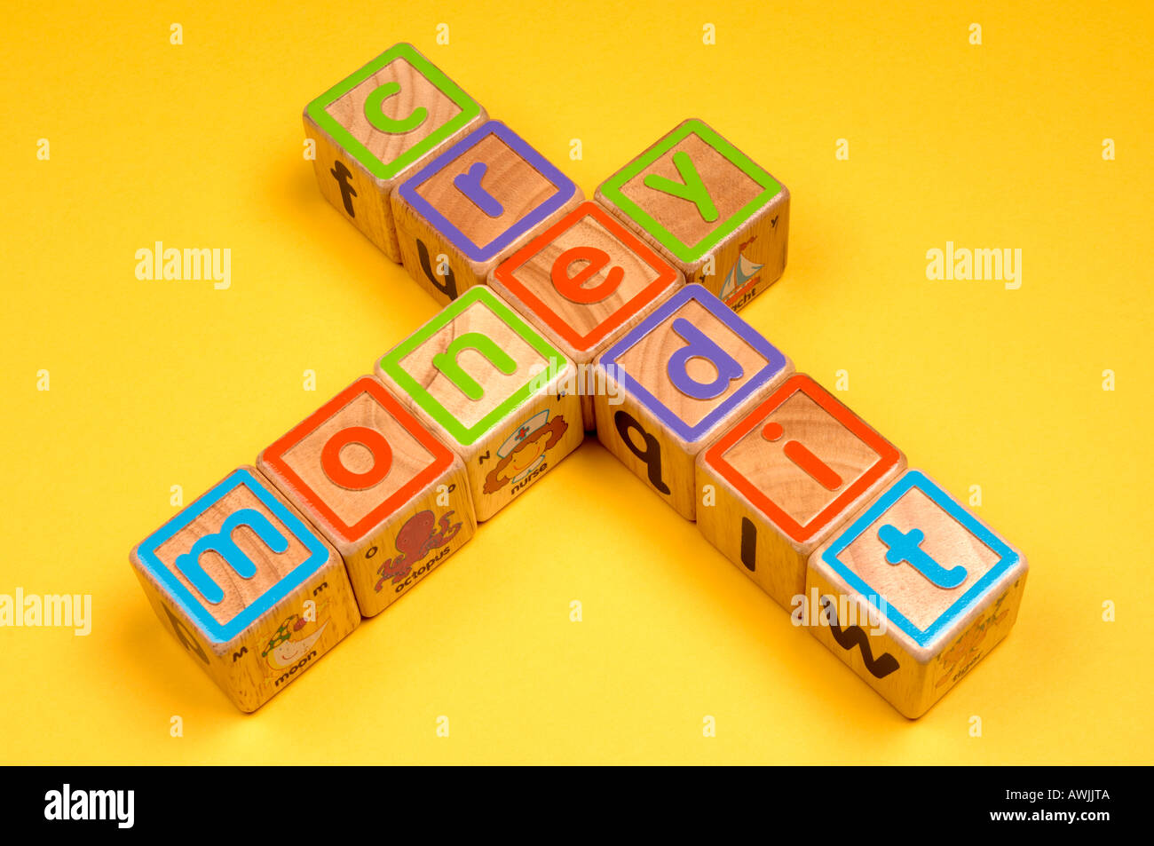 Holzklötze mit Geld verbunden zu Krediten Stockfoto