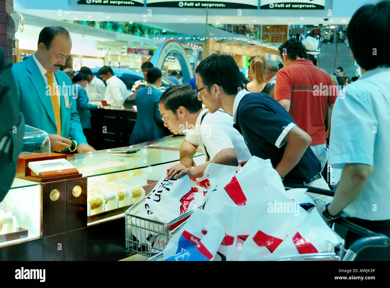 Dubai, VAE, Vereinigte Arabische Emirate Flughafen Shopping, innen, Menge chinesische Touristen Männer Freunde, Schmuck kaufen, Duty Free Flughafen Point of Sale Stockfoto