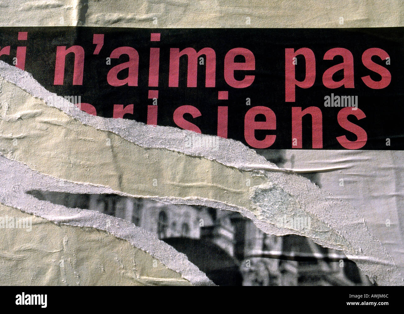 Plakat in Französisch gerissen Stockfoto