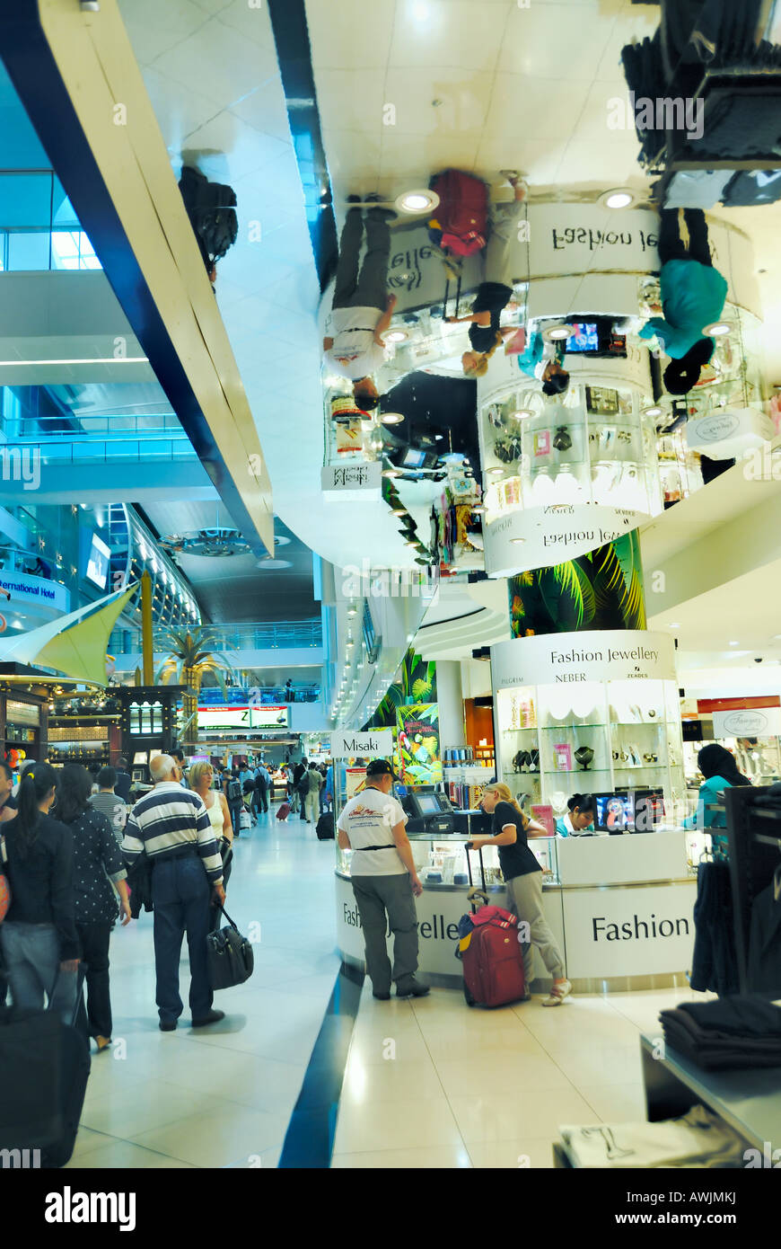 Dubai, VAE, Vereinigte Arabische Emirate, Airport Shopping Mall, People Einkaufen im modernen Einkaufszentrum abstrakte Architektur, moderner Einzelhandel Stockfoto