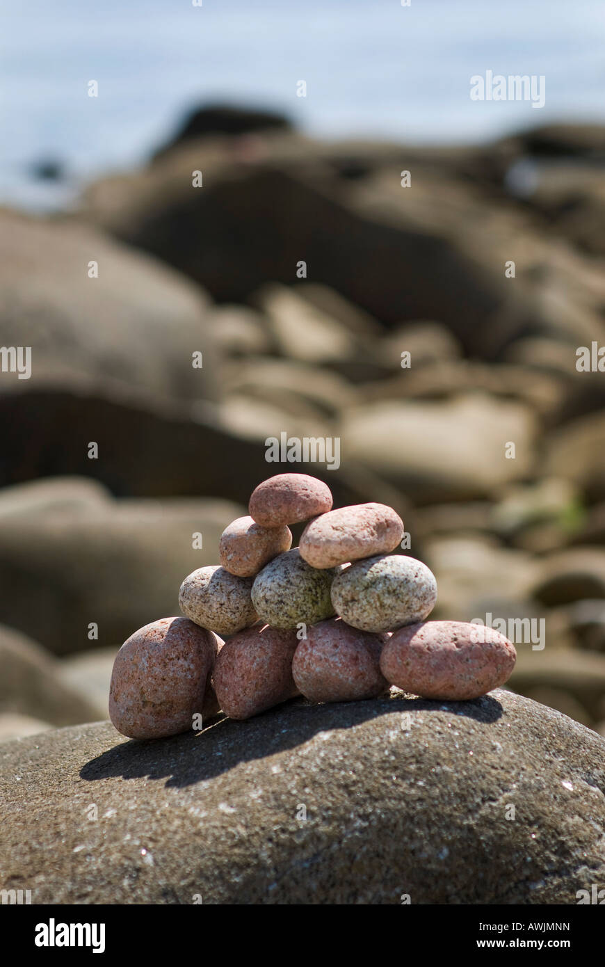 Cairns auf einem felsigen Ufer, Scilly-Inseln Stockfoto