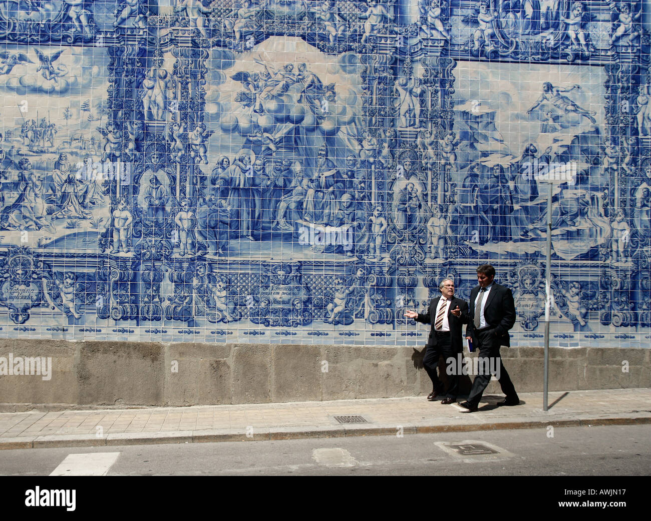 Die gesamte Seite dieser Porto Portugal Kapelle Capela Das Almas ist mit Azulejos Kacheln bedeckt. Stockfoto