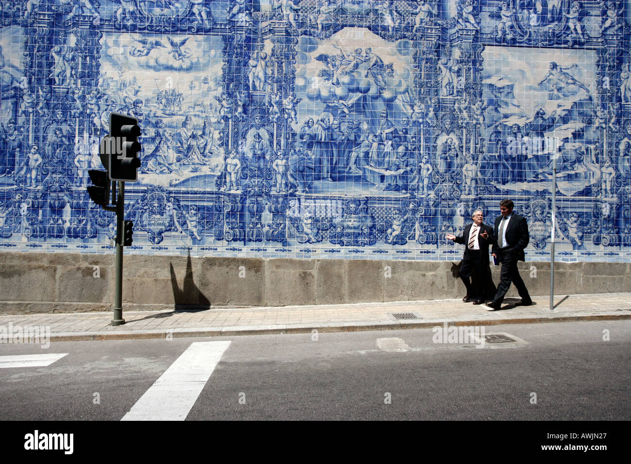 Die gesamte Seite dieser Porto Portugal Kapelle Capela Das Almas ist mit Azulejos Kacheln bedeckt. Stockfoto