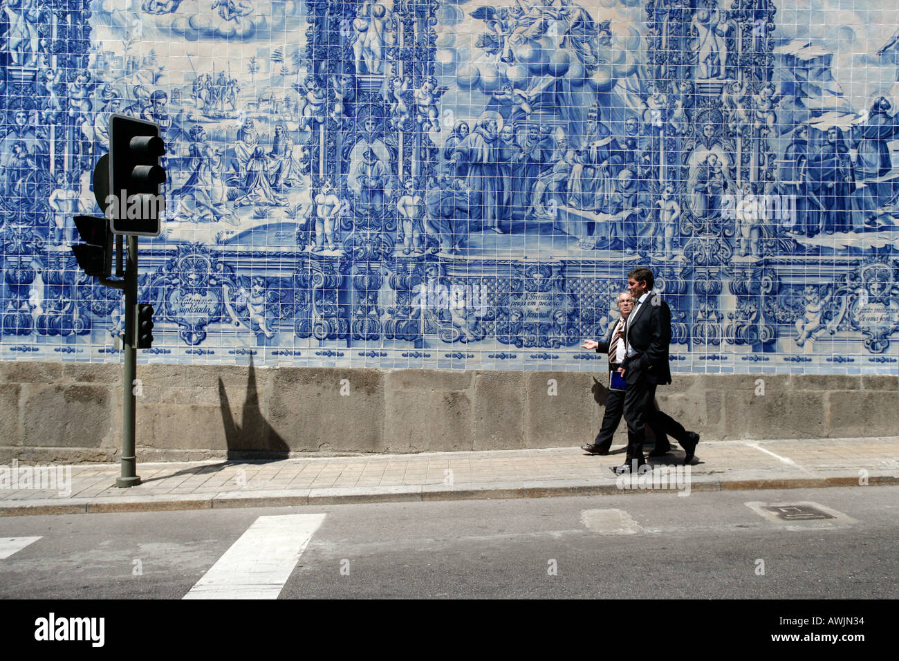Die gesamte Seite dieser Porto Portugal Kapelle Capela Das Almas ist mit Azulejos Kacheln bedeckt. Stockfoto