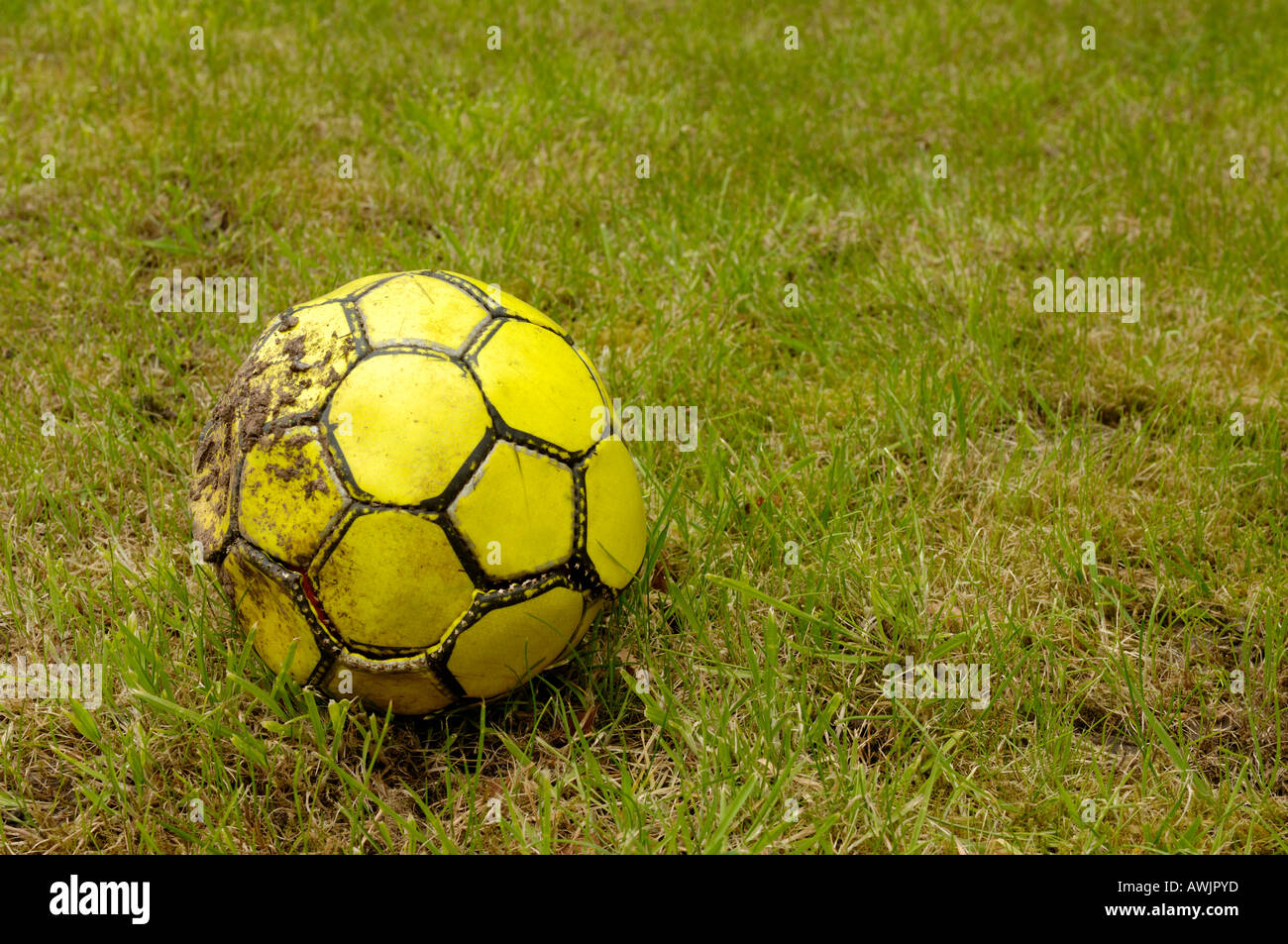 Angeschlagenen schlammigen alte Leder-Fußball Stockfoto