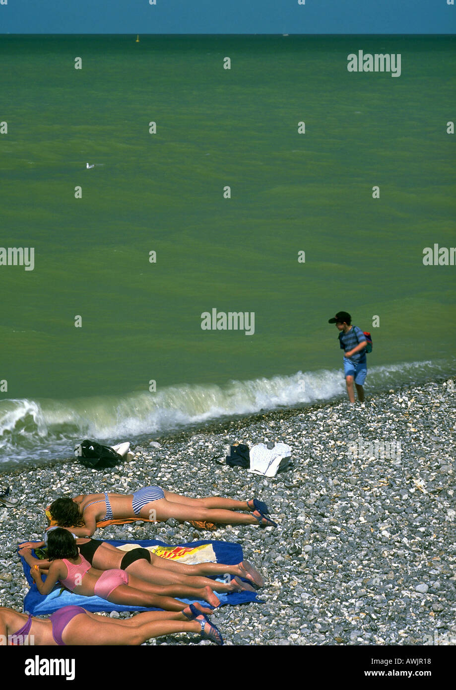 Teenager am strand sonnenbaden Fotos und Bildmaterial in hoher
