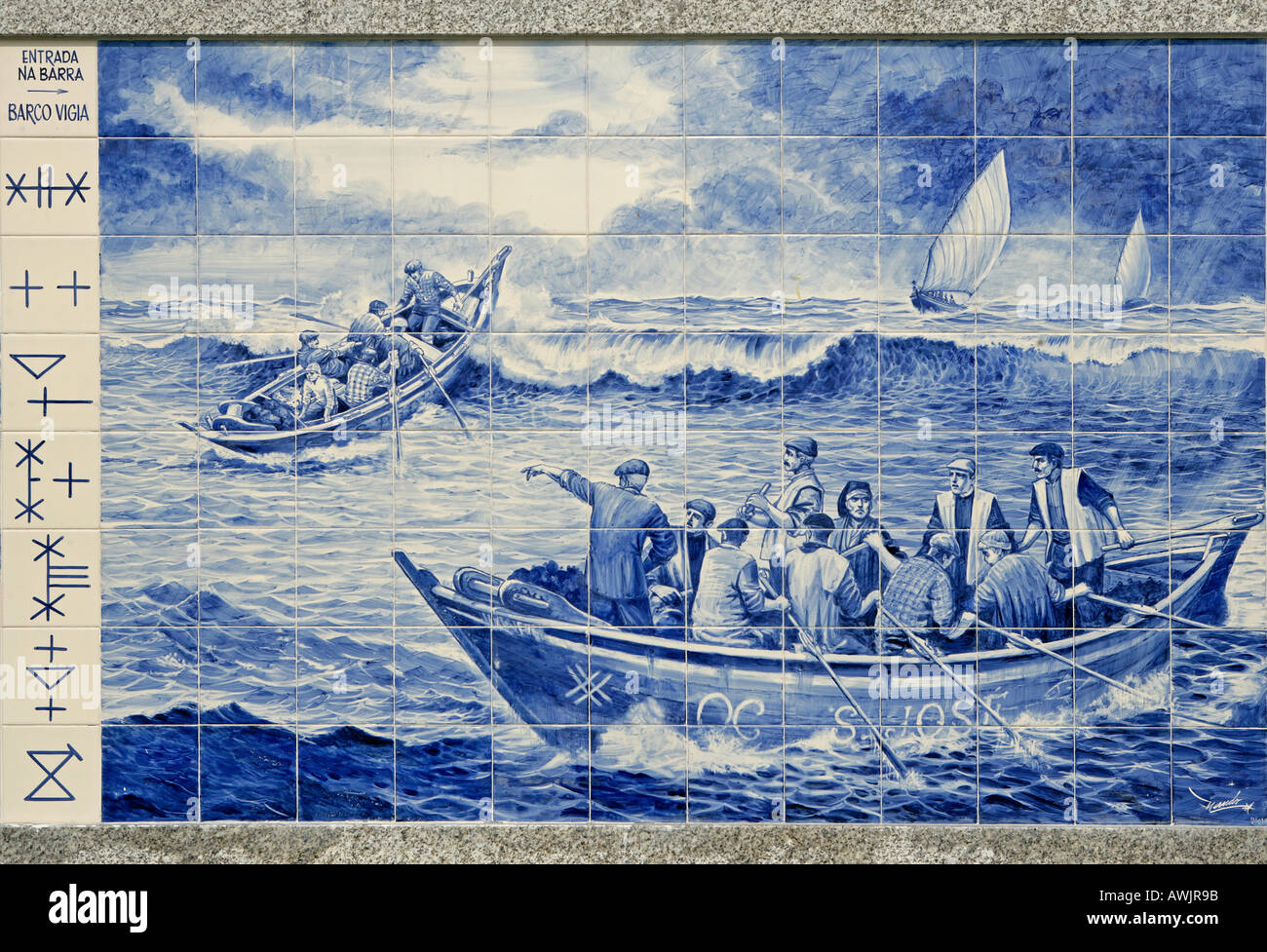 Azulejos decken eine Wand In Póvoa de Varzim in der Nähe der waterfront Stockfoto