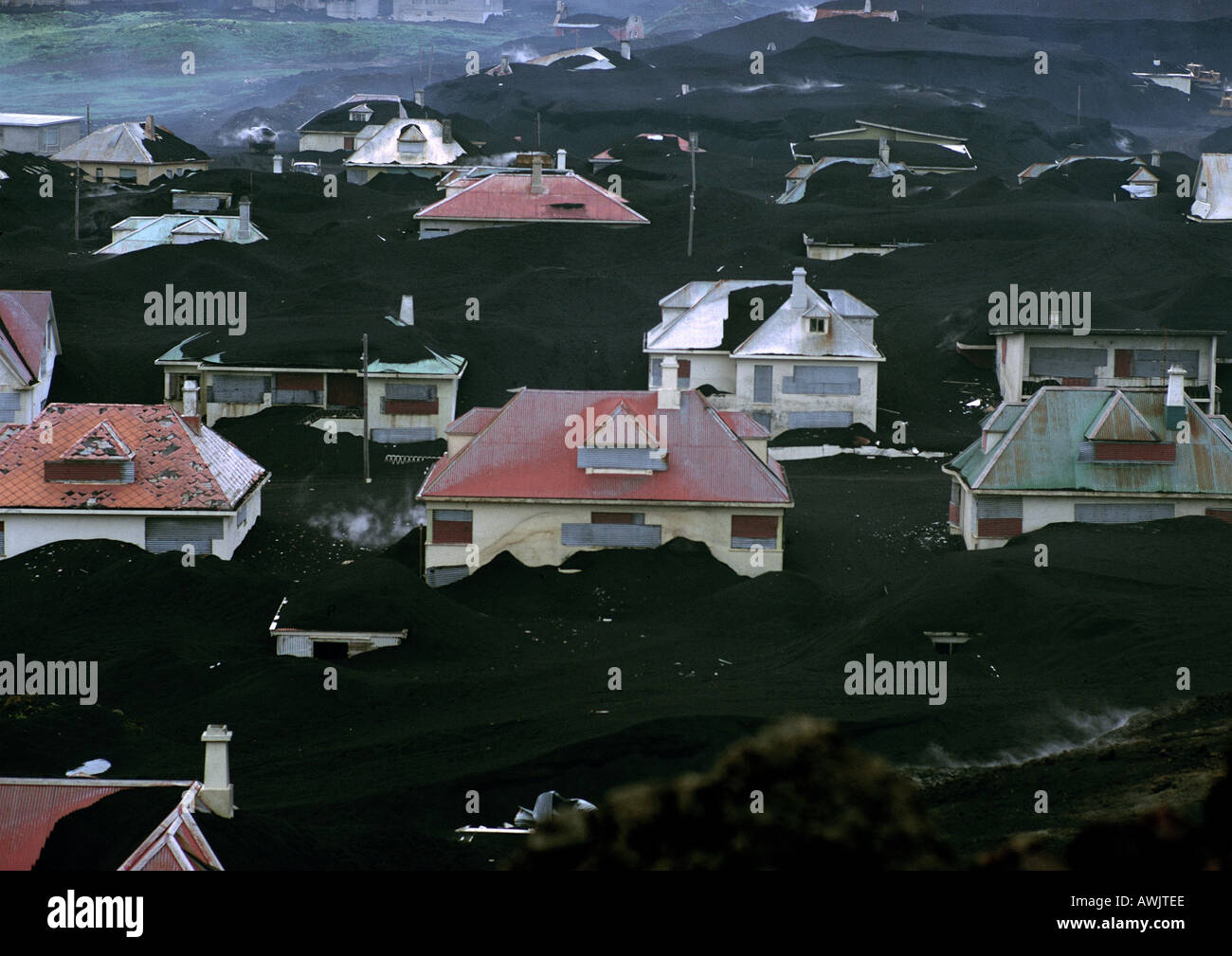 Island, Dorf, die Hälfte in Vulkanasche begraben Stockfoto