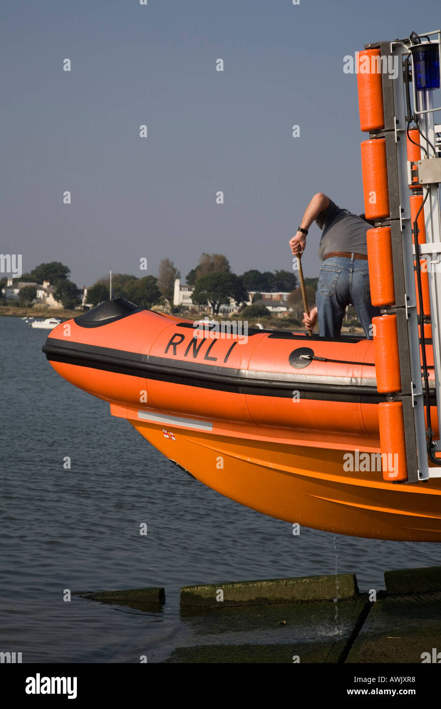 Abwaschen der Mudeford Rettungsboot nach einem Job. Stockfoto