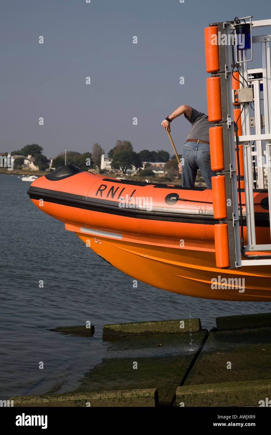 Abwaschen der Mudeford Rettungsboot nach einem Job. Stockfoto