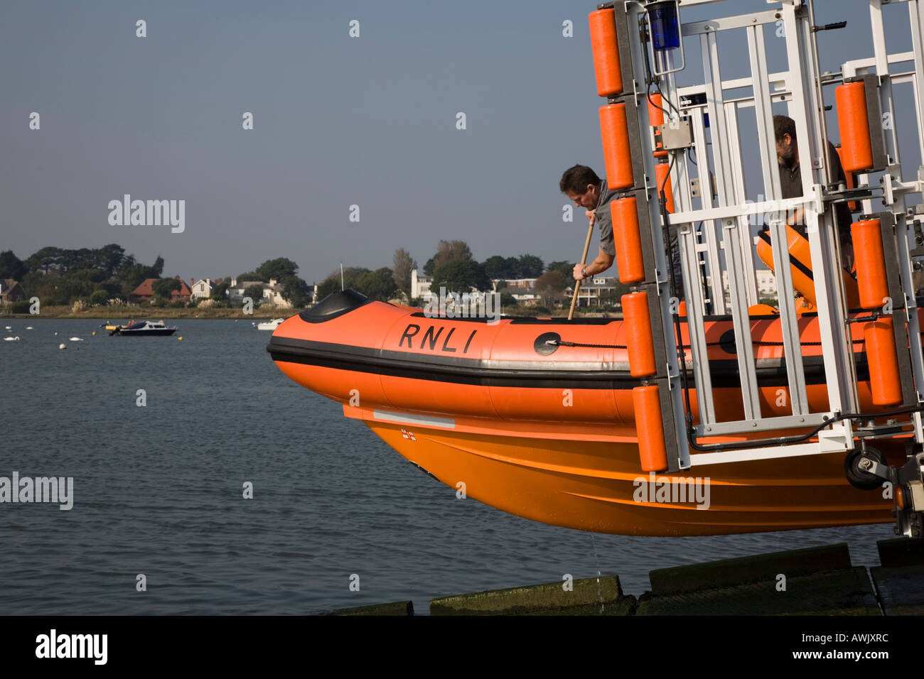 Abwaschen der Mudeford Rettungsboot nach einem Job. Stockfoto