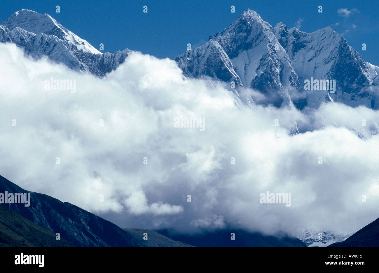Berge, umgeben von Wolken, Mt. Everest, Nepal Himalaya Range Stockfoto